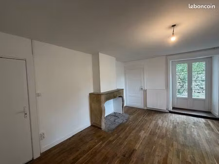 grand appartement entièrement rénové dans maison ancienne à châteauneuf (71740). 71 m2. pr