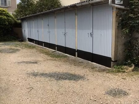 box dans un quartier pavillonnaire tranquille
