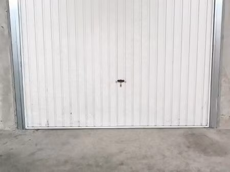 grand garage voiture fermé dans résidence sécurisée