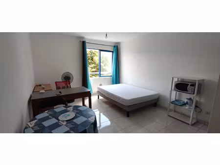 a louer - studio 21 06m2 environ sainte-clotilde - 546 eur
