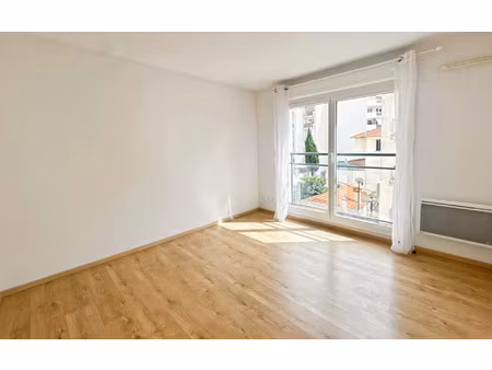 location appartement  m² t-2 à antibes  678 €