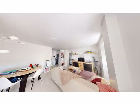 immeuble de 270 m² idéalement situé à proximité immédiate des transports en commun à mulho