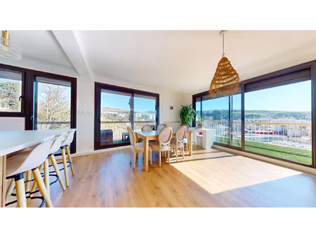 à vendre superbe appartement rénové avec grand balcon/terr