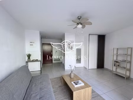 castelnau le lez-grand studio avec terrasse en parfait etat