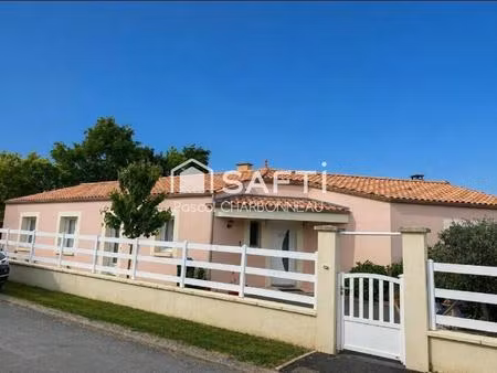 maison plain pied 4 chambres et un bureau piscine terrain clos