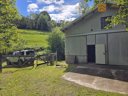 hangar de 90 m² au sol sur 2163 m² de terrain