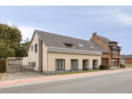 opbrengsteigendom met 2 appartementen en hangaar te lummen