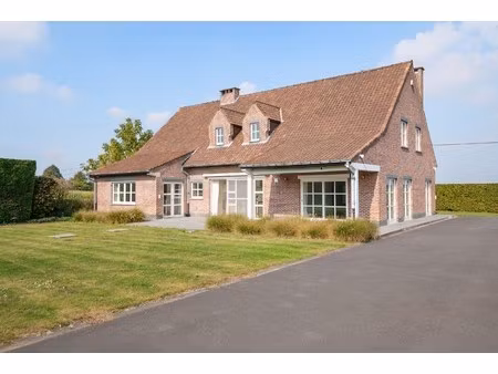 tijdloze landbouwwoning met drie loodsen