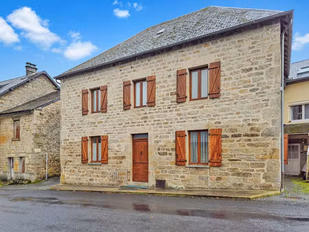 corrèze. pradines. maison en pierre de 4 chambres avec grange indépendante et jardin de 10