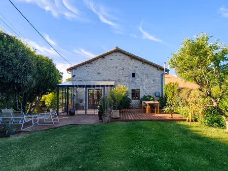 jolie maison en pierres avec grange et jardin