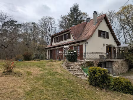 maison sour sous sol implantée sur une parcelle de 8000 m2