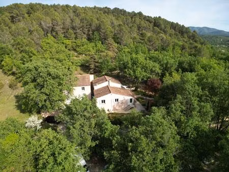 calme absolu  nature omniprésente et aucun vis-à-vis: une villa rare dans une cadre privil