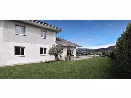 villa contemporaine 5 chambres piscine clos plat ensoleillée