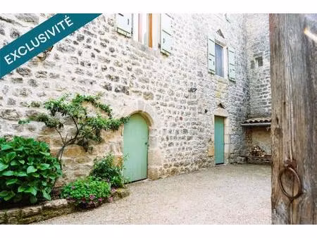 07460 : maison de village avec patio et terrasses