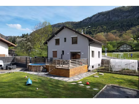 maison de 114m2 avec 808m2 de terrain exposée sud-ouest.