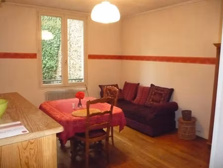 location meublée appartement 3 pièces 44 m² à versailles (78000)  1 328 €