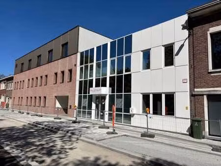 immeuble de bureaux à vendre dans un quartier résidentiel.