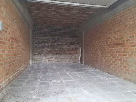 garage box fermé situé quartier zaman-forest national