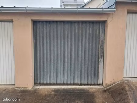 garage à louer 15 m2  65 euros