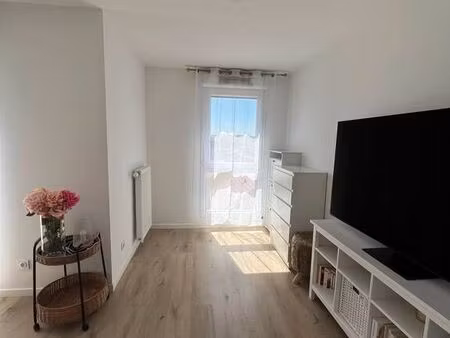 2 pièces lumineux avec terrasse et parking – disponible immédiatement