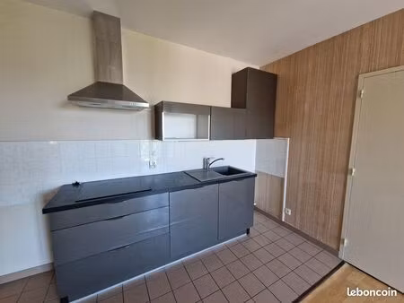 location t3 avec balcon et ascenseur
