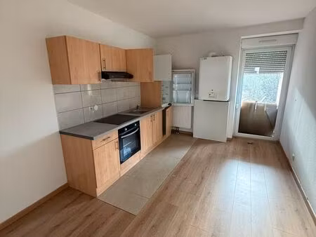 beau f2 rénové avec terrasse