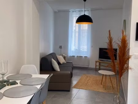 lumineux p2 de 42 m2 idéalement situé entre les arènes et l'avenue jean jaurès