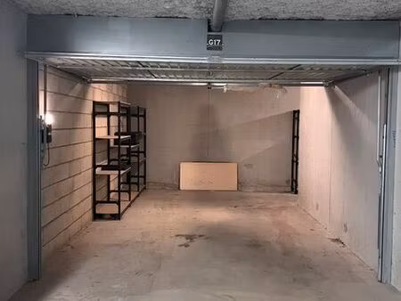 grand garage sécurisé avec porte motorisée – besançon rue louise michel
