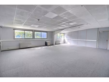 location locaux professionnels 3 pièces 86 m² à acheres (78260)  1 075 €