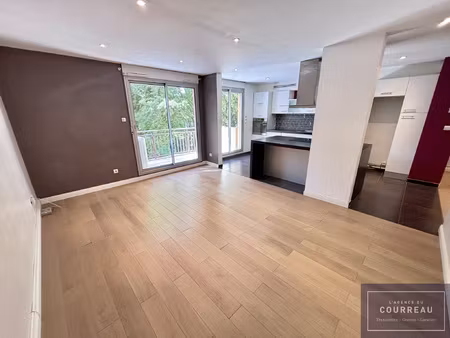 f4 de 78.35m2 climatisé loué vide avec terrasse et parking