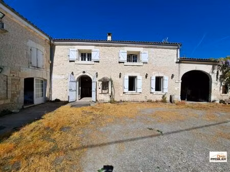 maison charentaise avec dépendances attenantes  puits et jardin - 209 m² - 7 pièces - 2426