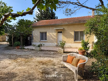 a louer à eyragues  maison de plain-pied avec 2 chambres  te