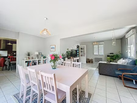 a vendre  maison quatre chambres et un bureau sur un terrain de plus de 800m2 à fromentièr