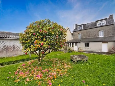 grande maison de bourg à plonévez-du-faou : le volume  le charme et un jardin ensoleillé