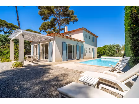à quelques min. à pied du brusc et des plages  élégante mais