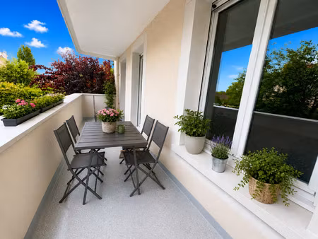 appartement de 3 pièces principales avec balcon et place de