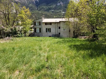 terrain constructible à côté du village