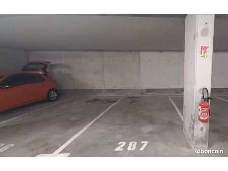 parking 14m2 à 100 de la gare