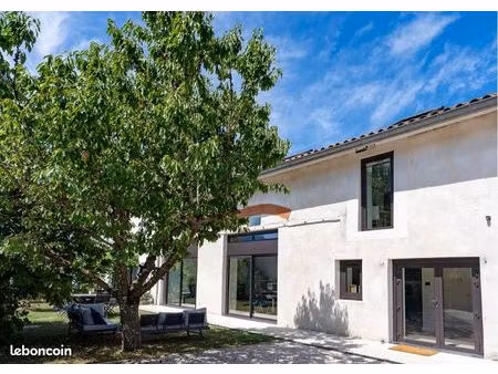 location local professionnel + logement de fonction dans grange rénovée sur champagnier