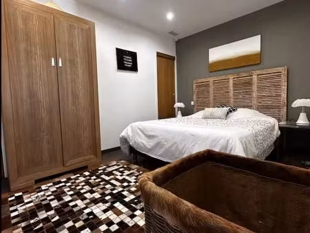 maison individuelle meublées à neuf avec jardin et piscine