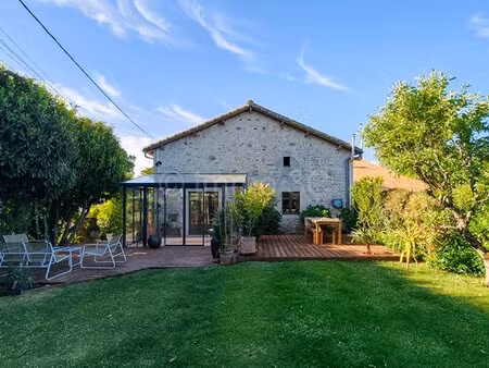 jolie maison en pierres avec grange et jardin
