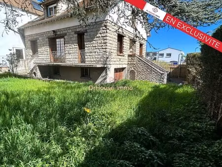 appartement avec jardin et sous-sol  situé en plein coeur du centre-ville.