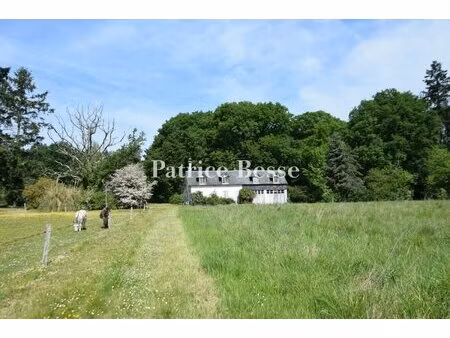 en touraine  un relais de chasse à restaurer sur un domaine boisé de 45 ha avec un étang.