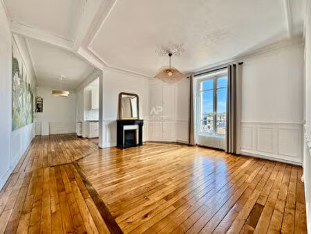 "versailles chantiers" superbe appartement rénové de 3 pièces de 84 m² aux prestations raf