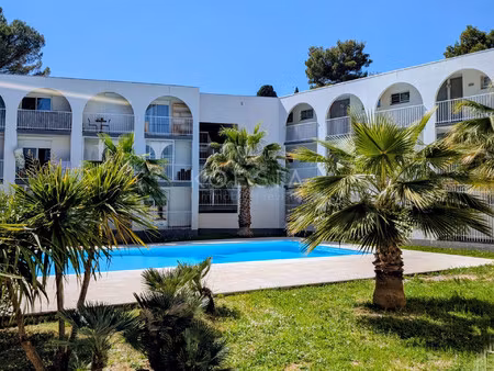 studio avec balcon et piscine + parking - tram ligne 1 chateau d