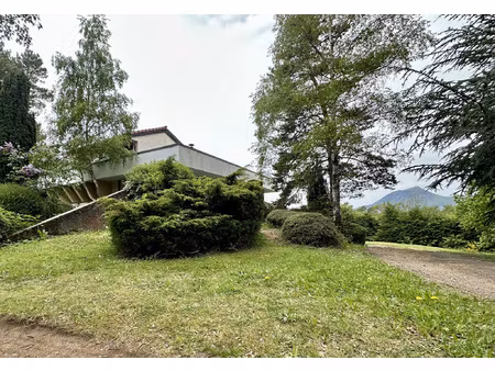 charade  superbe maison meublée de 260 2m avec vue puy de do