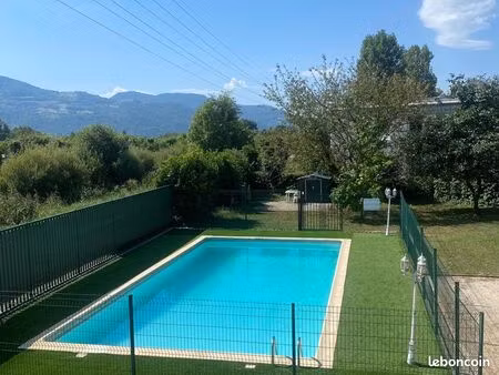 appartement t3 en rez-de-jardin avec piscine