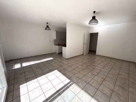 rare ! appartement 3 pièces avec terrasse  dépendances  proche du centre et commerces