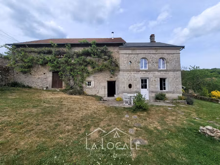 maison en pierres de caractère avec grange  dépendances et j
