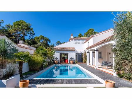 saint jean de monts maison de charme 231m2 environ  5 chambres  piscine  jardin  garage.